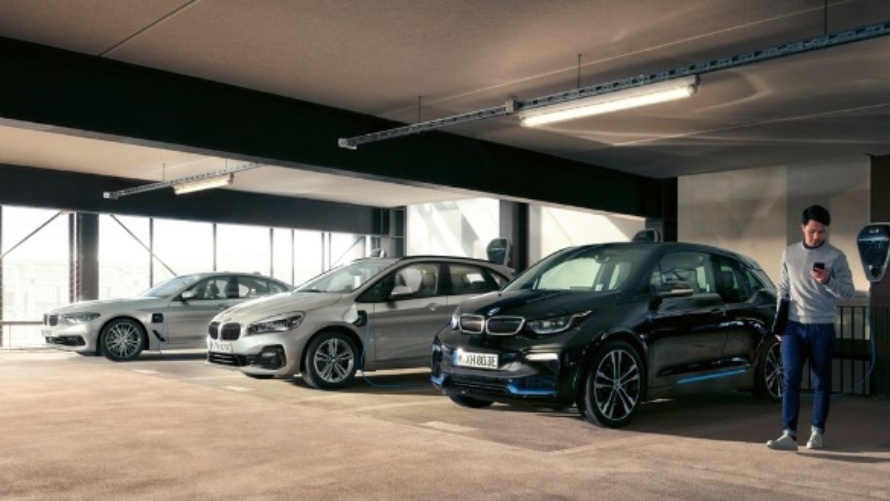 Elektroautos, Hybrid, Plus-in Hybrid, Mann, Autohalle