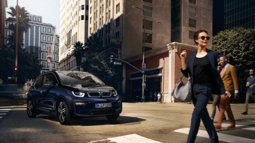 Frau, Straße, Zebrastreifen, BMW i3