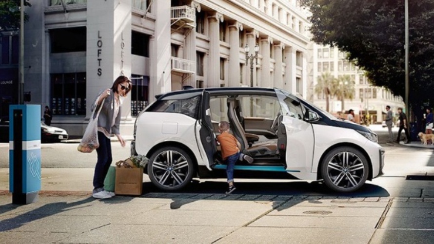 Einkauf, Alltag, Mutter, Kind, Straße, BMW i3
